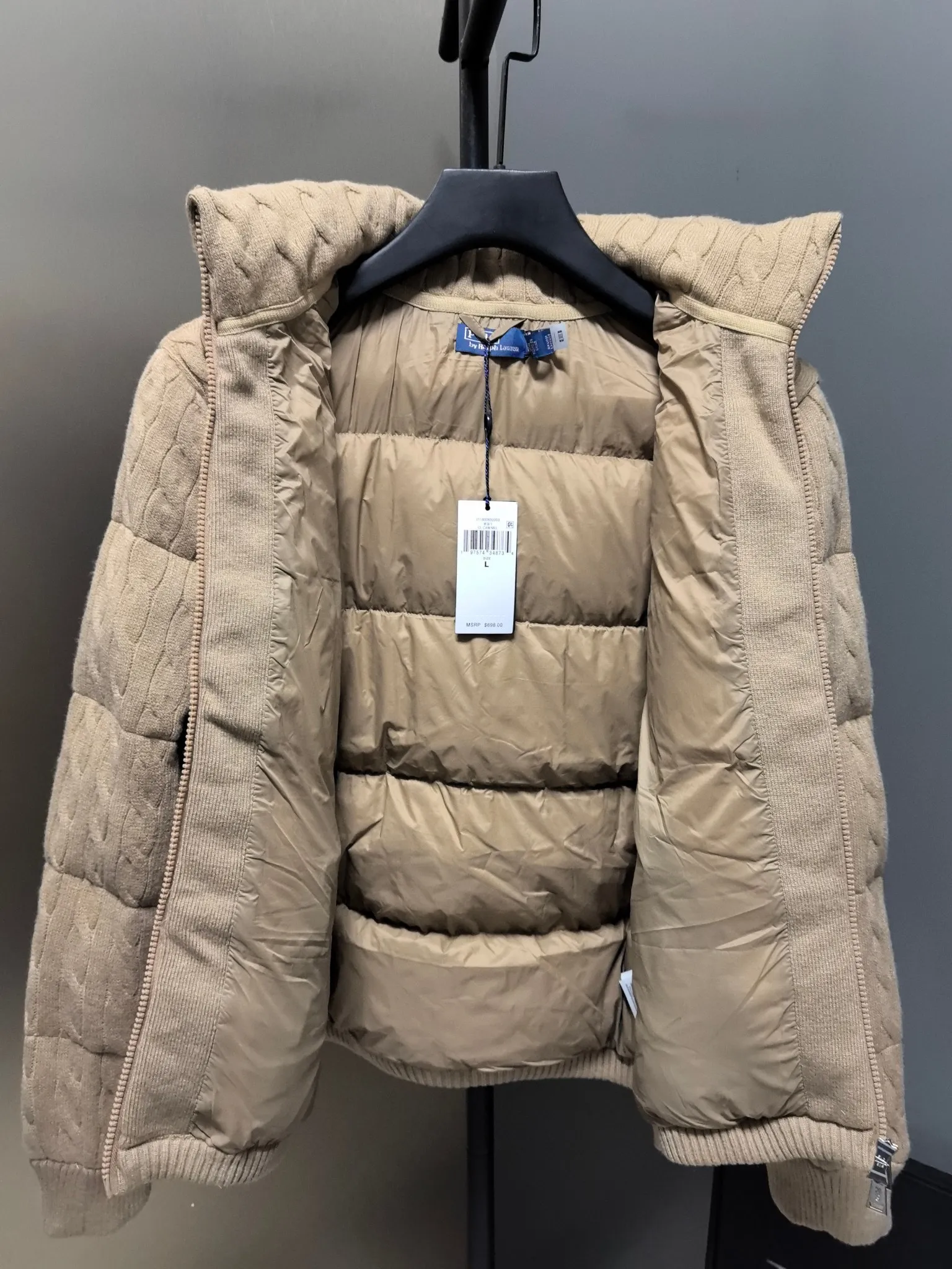 P980 Women's model The warmth of winter is within reach. 🧵 Combining classic cable knitting with warm down, Polo Ralph Lauren’s texture choice. ·: Warm winter colors, the answer to classic and style. ❄️ · Needless to say, the texture speaks for itself. Polo Ralph Lauren cable down jacket defines winter style. Color Black Khaki Size s m L xL